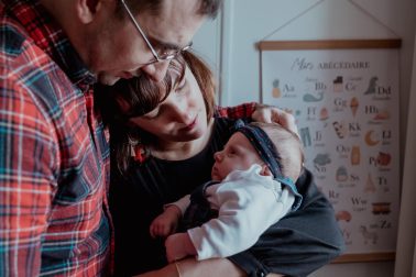 Reportage nouveau-né avec parents à domicile