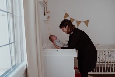 Reportage nouveau-né avec maman à domicile