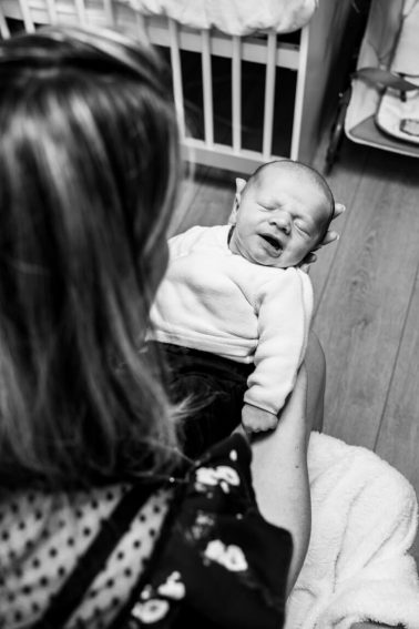 Reportage nouveau-né avec maman à domicile