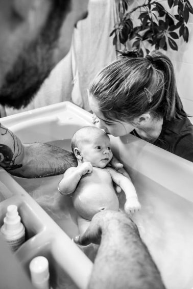 Reportage nouveau-né avec fratrie à domicile dans son bain