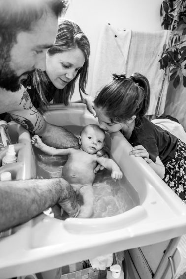 Reportage nouveau-né avec famille à domicile dans son bain