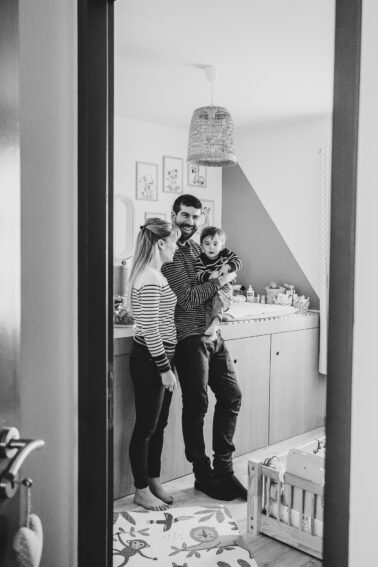 famille avec petit garçon dans chambre enfant