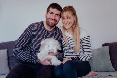couple avec lapin sur genoux