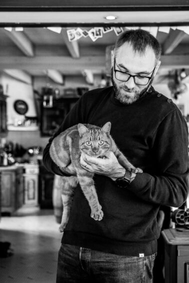 homme avec chat dans bras