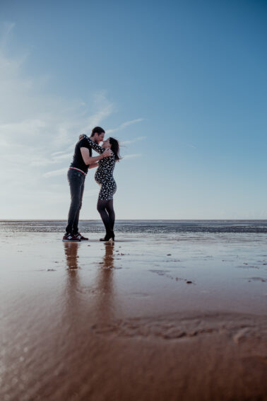 nez contre nez amoureux grossesse plage marée basse sable mouillé