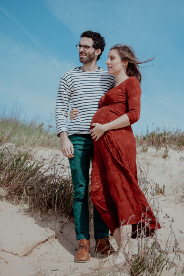 couple grossesse dune de sable île-de-ré