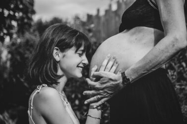 grande sœur sourire ventre futur bébé