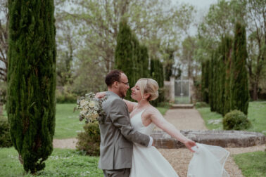 allée thuyas mari et femme enlacés robe voile bouquet