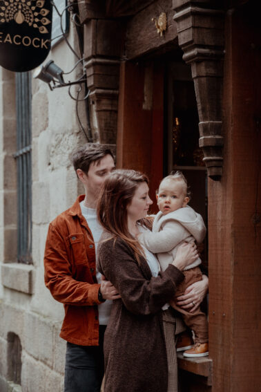 famille et petit garçon devanture bar
