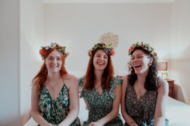 copines rires sourires robes vertes assises lits couronnes dleurs