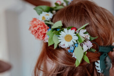 détail couronne de fleurs cheveux roux