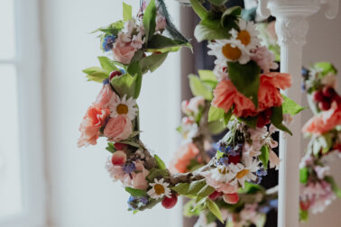 couronne de fleurs suspendue