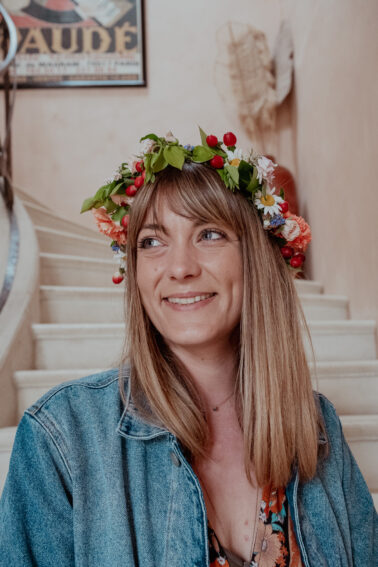 portrait femme couronne de fleurs escalier