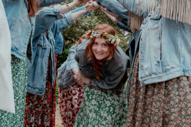 copine sous bras en l'air autres copines