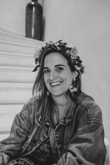 portrait femme sourire escalier