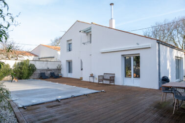 façade maison piscine bâchée terrasse