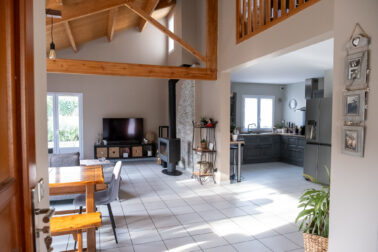 salon cuisine ouverte poutres apparentes