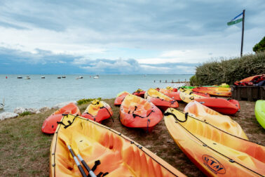 kayak orange jaune ensemble vue mer