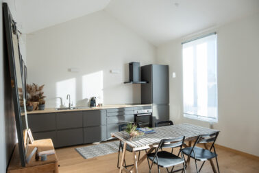 cuisine moderne table ombre lumière