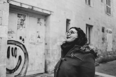 femme solo hiver rue