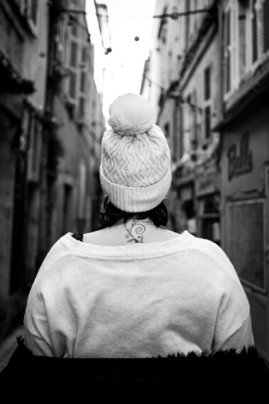 femme dos tatouage bonnet hiver