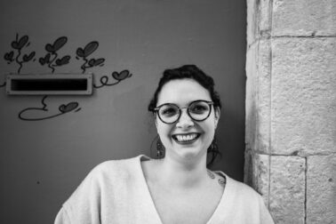 sourire femme lunettes noir blanc