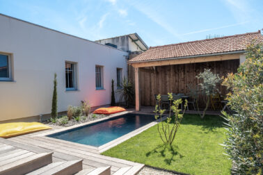 jardin ensoleillé piscine creusée ambiance cocooning