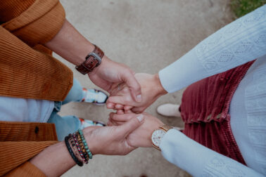 mains dans mains amoureux