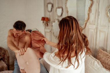 bataille de coussins amoureux