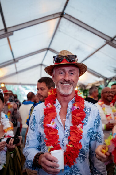 portrait monsieur chapeau paille lunettes soleil collier fleur