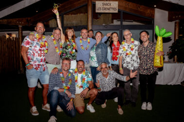 photo groupe collègues rires sourires colliers fleurs