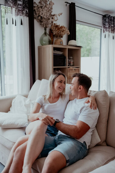 couple dress code amoureux salon