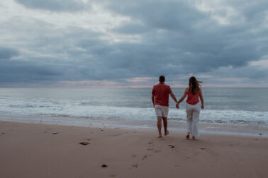 amoureux main dans main plage dos