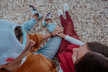 vue dessus amoureux mains enlacées