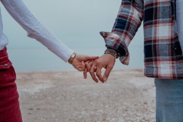 mains enlacées amoureux