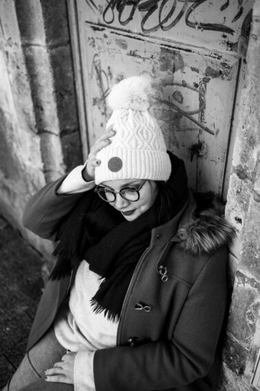 femme habits hiver bonnet main