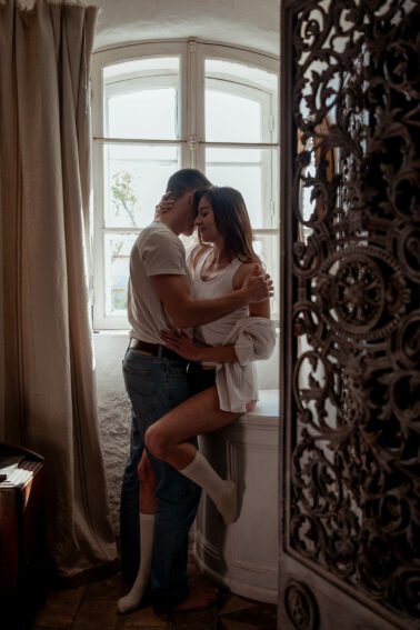 amoureux enlacés ambiance cocooning