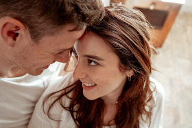 regard complice amoureux