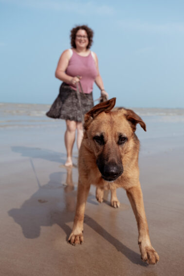 femme animal compagnie chien plage