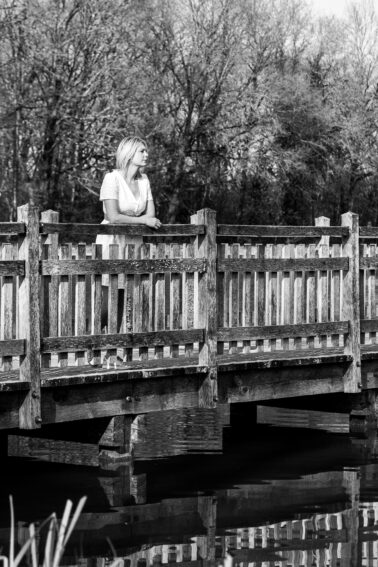 femme balustrade étang