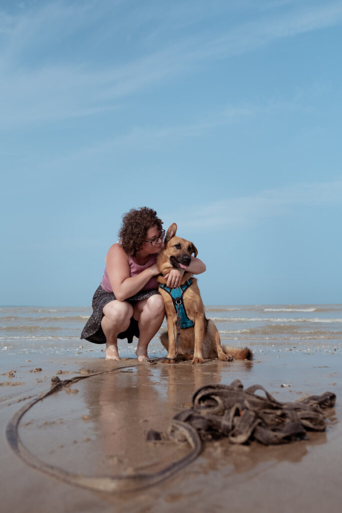femme chien laisse plage mer