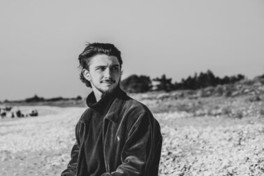 regard modèle masculin plage