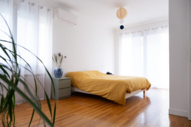 chambre parentale lumineuse parure jaune