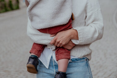 enfant dans bras tenue hiver ville