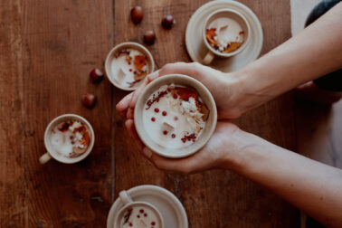 bougies dans mains table noisettes automne