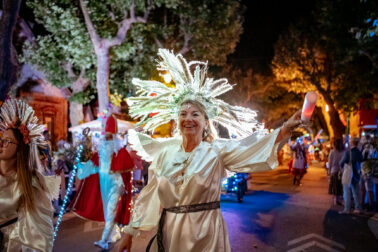 femme déguisée rayonnante lumineuse néon