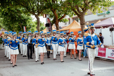 troupe musique défilé jour tenue bleu et blanche