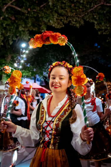 jeune fille déguisée en polonaise fleurs orange