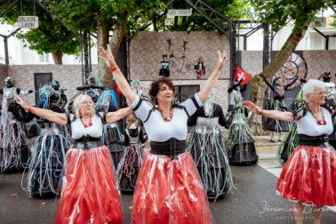 spectacle châtel en fête dames âgées
