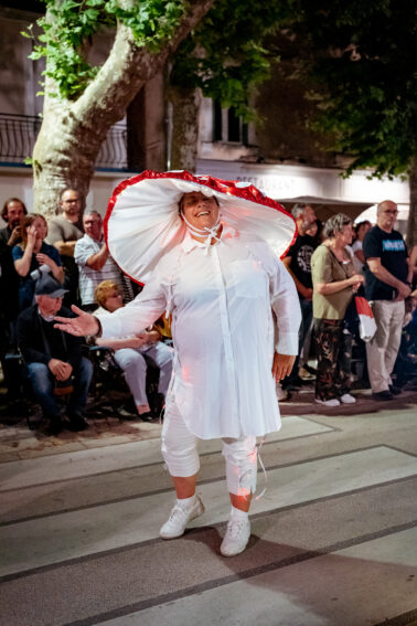 dame déguisée en champignon blanc et rouge